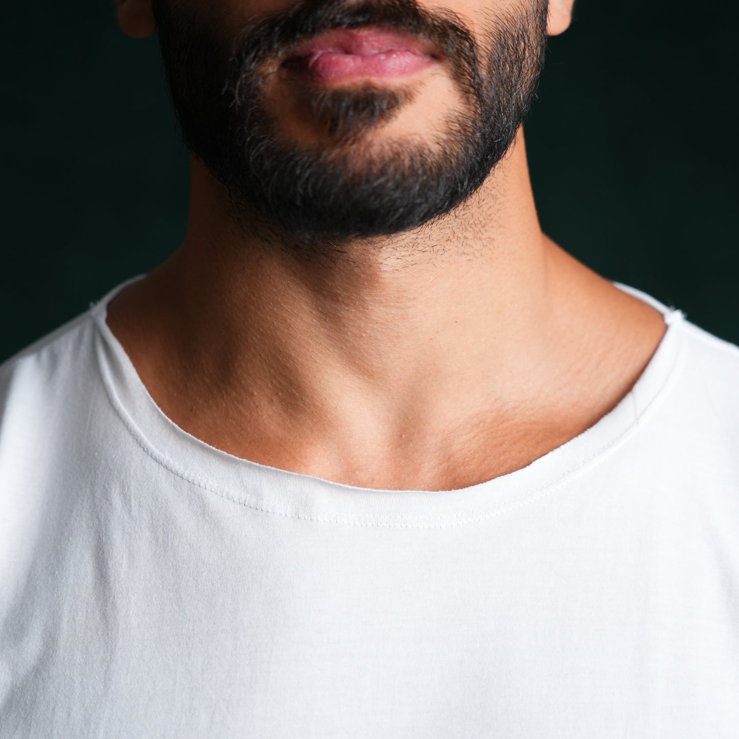 فانيلة الصفاة المميزة - رقبة واسعة